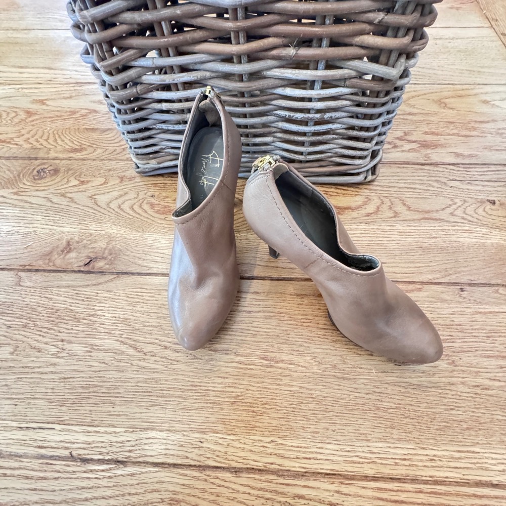 Franco Sarto The Artists Collection Taupe Leather Ankle Booties Size 7 Heel Zip